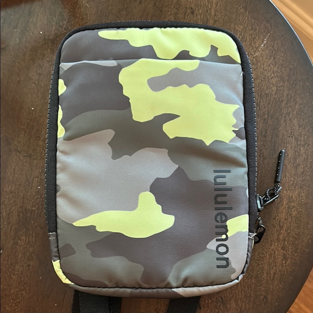 lululemon athletica Camouflage crossbody Bag - Black and Green